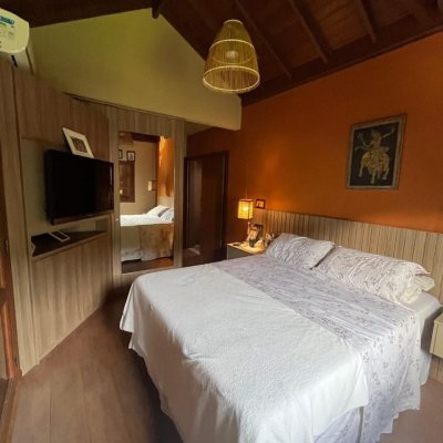 Casa Residencial com 250m², 3 quartos (sendo 2 suítes), 2 garagens, no bairro Pântano Do Sul em Florianópolis