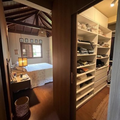 Casa Residencial com 250m², 3 quartos (sendo 2 suítes), 2 garagens, no bairro Pântano Do Sul em Florianópolis