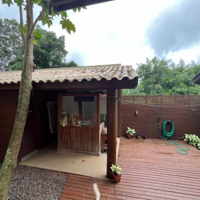 Casa Residencial com 250m², 3 quartos (sendo 2 suítes), 2 garagens, no bairro Pântano Do Sul em Florianópolis