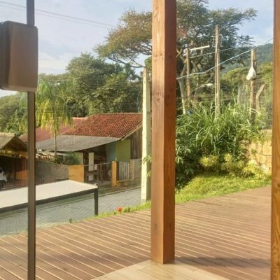 Casa Residencial com 60m², 2 quartos, 1 garagem, no bairro Pântano Do Sul em Florianópolis