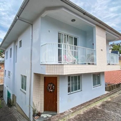 Casa Residencial com 253m², 3 quartos (sendo 1 suíte), 3 garagens, no bairro Trindade em Florianópolis