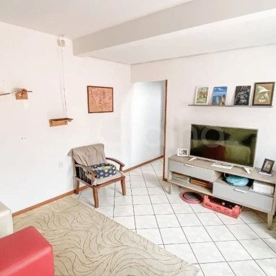 Casa Residencial com 253m², 3 quartos (sendo 1 suíte), 3 garagens, no bairro Trindade em Florianópolis