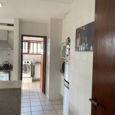 Casa Residencial com 238m², 5 quartos (sendo 2 suítes), 4 garagens, no bairro Itacorubi em Florianópolis