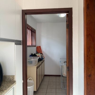 Casa Residencial com 238m², 5 quartos (sendo 2 suítes), 4 garagens, no bairro Itacorubi em Florianópolis