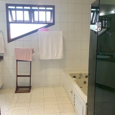 Casa Residencial com 238m², 5 quartos (sendo 2 suítes), 4 garagens, no bairro Itacorubi em Florianópolis