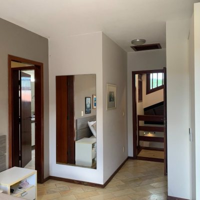 Casa Residencial com 238m², 5 quartos (sendo 2 suítes), 4 garagens, no bairro Itacorubi em Florianópolis