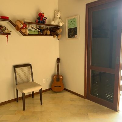 Casa Residencial com 238m², 5 quartos (sendo 2 suítes), 4 garagens, no bairro Itacorubi em Florianópolis