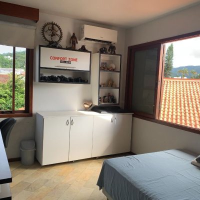 Casa Residencial com 238m², 5 quartos (sendo 2 suítes), 4 garagens, no bairro Itacorubi em Florianópolis