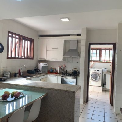Casa Residencial com 238m², 5 quartos (sendo 2 suítes), 4 garagens, no bairro Itacorubi em Florianópolis