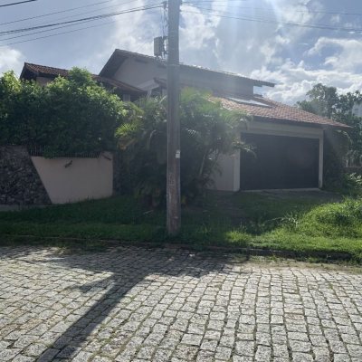 Casa Residencial com 238m², 5 quartos (sendo 2 suítes), 4 garagens, no bairro Itacorubi em Florianópolis