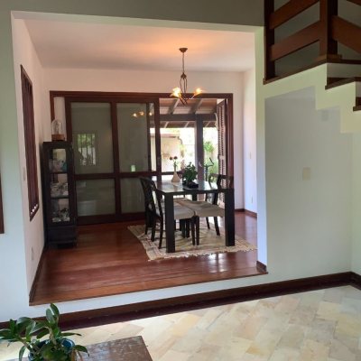Casa Residencial com 238m², 5 quartos (sendo 2 suítes), 4 garagens, no bairro Itacorubi em Florianópolis