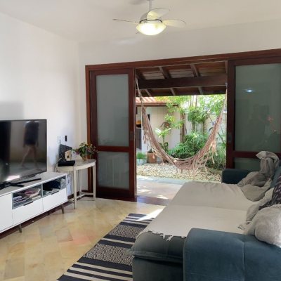 Casa Residencial com 238m², 5 quartos (sendo 2 suítes), 4 garagens, no bairro Itacorubi em Florianópolis