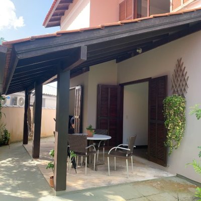 Casa Residencial com 238m², 5 quartos (sendo 2 suítes), 4 garagens, no bairro Itacorubi em Florianópolis