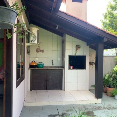 Casa Residencial com 238m², 5 quartos (sendo 2 suítes), 4 garagens, no bairro Itacorubi em Florianópolis