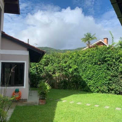 Casa Residencial com 238m², 5 quartos (sendo 2 suítes), 4 garagens, no bairro Itacorubi em Florianópolis