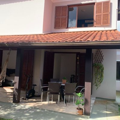 Casa Residencial com 238m², 5 quartos (sendo 2 suítes), 4 garagens, no bairro Itacorubi em Florianópolis