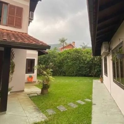 Casa Residencial com 238m², 5 quartos (sendo 2 suítes), 4 garagens, no bairro Itacorubi em Florianópolis