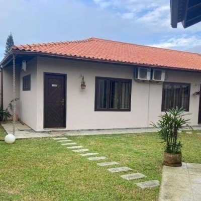 Casa Residencial com 238m², 5 quartos (sendo 2 suítes), 4 garagens, no bairro Itacorubi em Florianópolis