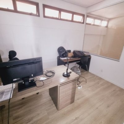 Casa Residencial com 233m², 3 quartos (sendo 1 suíte), 4 garagens, no bairro Balneário em Florianópolis