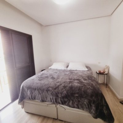 Casa Residencial com 233m², 3 quartos (sendo 1 suíte), 4 garagens, no bairro Balneário em Florianópolis