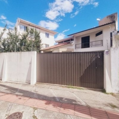 Casa Residencial com 233m², 3 quartos (sendo 1 suíte), 4 garagens, no bairro Balneário em Florianópolis