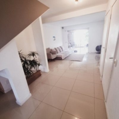 Casa Residencial com 233m², 3 quartos (sendo 1 suíte), 4 garagens, no bairro Balneário em Florianópolis