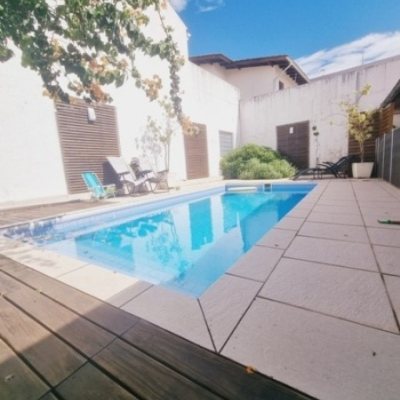 Casa Residencial com 233m², 3 quartos (sendo 1 suíte), 4 garagens, no bairro Balneário em Florianópolis