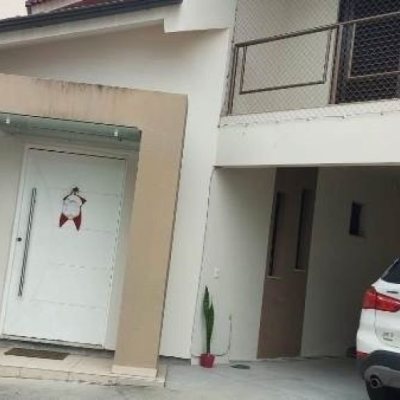 Casa Residencial com 233m², 3 quartos (sendo 1 suíte), 4 garagens, no bairro Balneário em Florianópolis