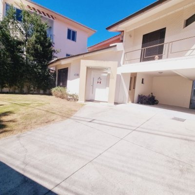 Casa Residencial com 233m², 3 quartos (sendo 1 suíte), 4 garagens, no bairro Balneário em Florianópolis