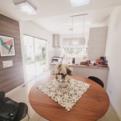 Casa Residencial com 233m², 3 quartos (sendo 1 suíte), 4 garagens, no bairro Balneário em Florianópolis