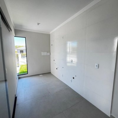 Casa Residencial com 55m², 2 quartos, 2 garagens, no bairro Forquilhas em São José