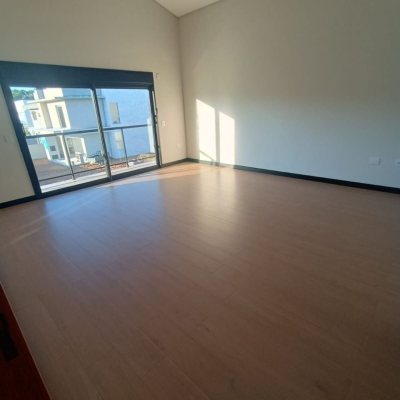 Casa em Condomínio com 250m², 3 quartos (sendo 3 suítes), 2 garagens, no bairro Rio Vermelho em Florianópolis