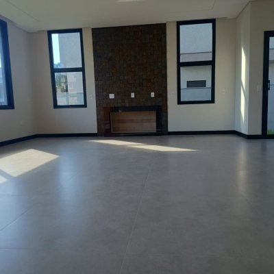 Casa em Condomínio com 250m², 3 quartos (sendo 3 suítes), 2 garagens, no bairro Rio Vermelho em Florianópolis