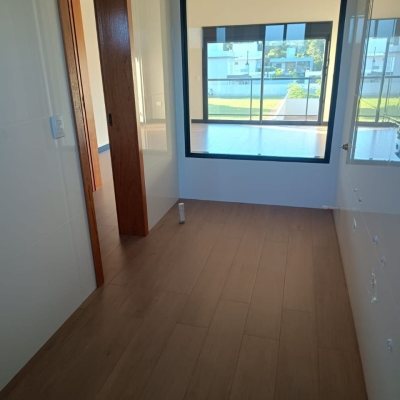 Casa em Condomínio com 250m², 3 quartos (sendo 3 suítes), 2 garagens, no bairro Rio Vermelho em Florianópolis