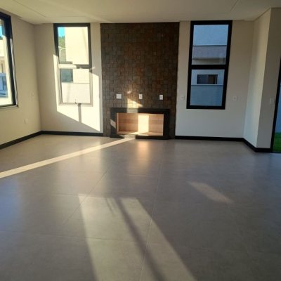 Casa em Condomínio com 250m², 3 quartos (sendo 3 suítes), 2 garagens, no bairro Rio Vermelho em Florianópolis