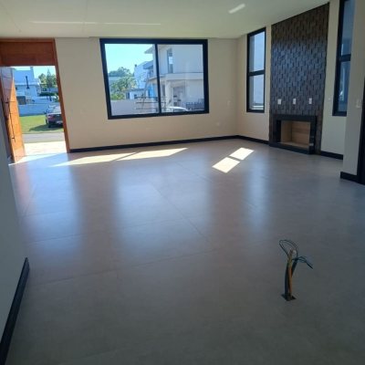 Casa em Condomínio com 250m², 3 quartos (sendo 3 suítes), 2 garagens, no bairro Rio Vermelho em Florianópolis