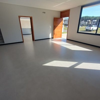 Casa em Condomínio com 250m², 3 quartos (sendo 3 suítes), 2 garagens, no bairro Rio Vermelho em Florianópolis