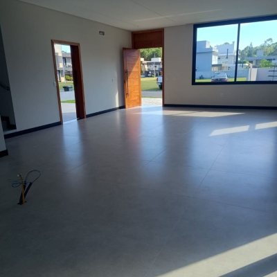 Casa em Condomínio com 250m², 3 quartos (sendo 3 suítes), 2 garagens, no bairro Rio Vermelho em Florianópolis