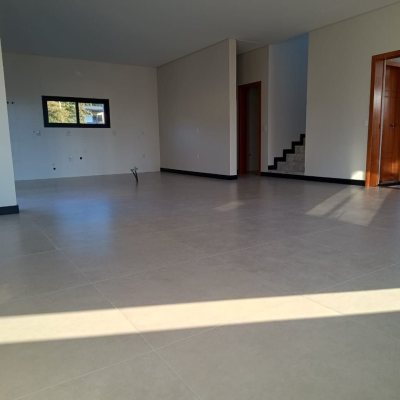 Casa em Condomínio com 250m², 3 quartos (sendo 3 suítes), 2 garagens, no bairro Rio Vermelho em Florianópolis