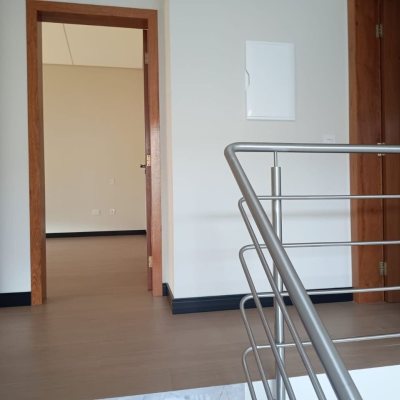 Casa em Condomínio com 250m², 3 quartos (sendo 3 suítes), 2 garagens, no bairro Rio Vermelho em Florianópolis