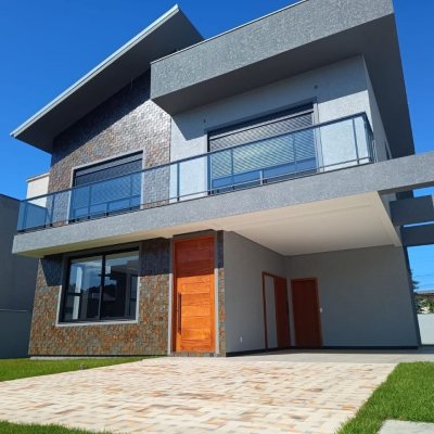 Casa em Condomínio com 250m², 3 quartos (sendo 3 suítes), 2 garagens, no bairro Rio Vermelho em Florianópolis