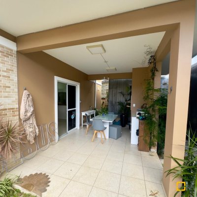 Casa Residencial com 169m², 5 quartos, 1 suíte, 1 garagem, no bairro Campeche em Florianópolis