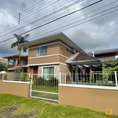 Casa Residencial com 169m², 5 quartos, 1 suíte, 1 garagem, no bairro Campeche em Florianópolis