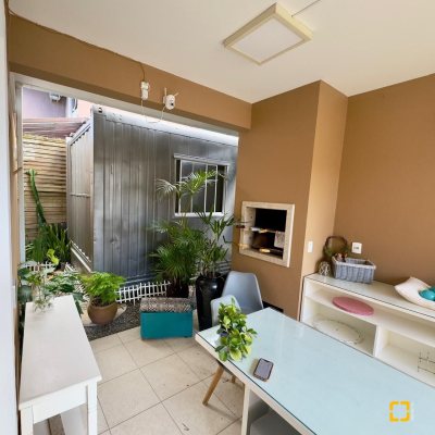 Casa Residencial com 169m², 5 quartos, 1 suíte, 1 garagem, no bairro Campeche em Florianópolis