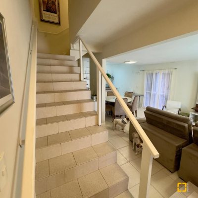 Casa Residencial com 169m², 5 quartos, 1 suíte, 1 garagem, no bairro Campeche em Florianópolis