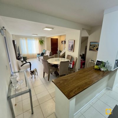 Casa Residencial com 169m², 5 quartos, 1 suíte, 1 garagem, no bairro Campeche em Florianópolis