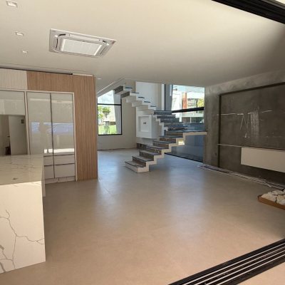 Casa em Condomínio com 298m², 3 quartos (sendo 3 suítes), 4 garagens, no bairro Pedra Branca em Palhoça