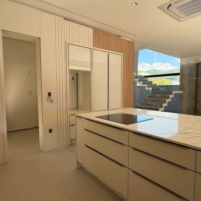 Casa em Condomínio com 298m², 3 quartos (sendo 3 suítes), 4 garagens, no bairro Pedra Branca em Palhoça