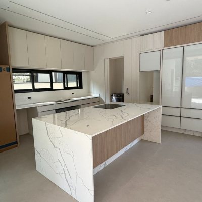 Casa em Condomínio com 298m², 3 quartos (sendo 3 suítes), 4 garagens, no bairro Pedra Branca em Palhoça