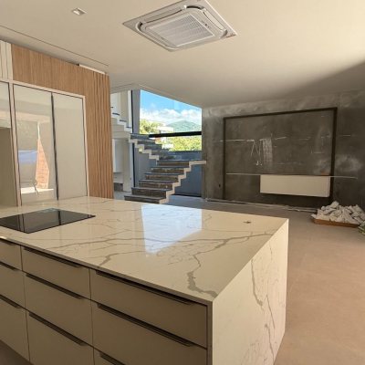 Casa em Condomínio com 298m², 3 quartos (sendo 3 suítes), 4 garagens, no bairro Pedra Branca em Palhoça